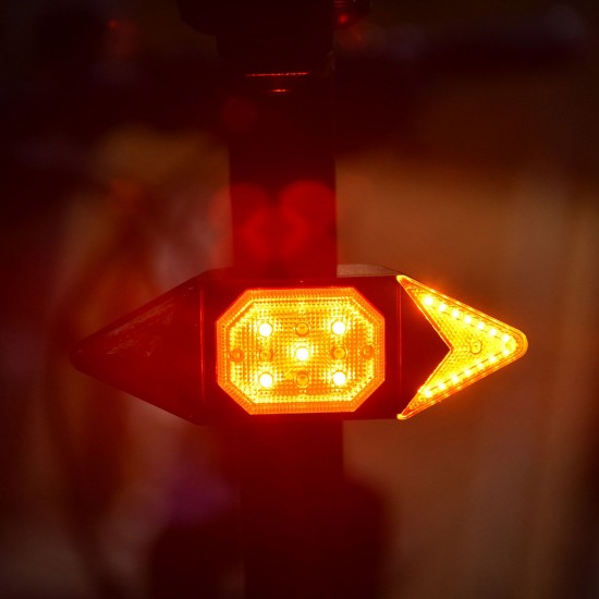 LED Turn Signal Bike Light USB Rechargeable Bicycle Tail Light with Direction Indicator Waterproof Cycling Safety Light Intelligent Remote Control Cycling Rear Bright Light Warning Lamp